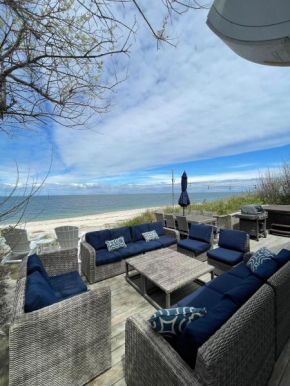 Chic Beach House: Waterfront, Vineyards, Hot Tub
